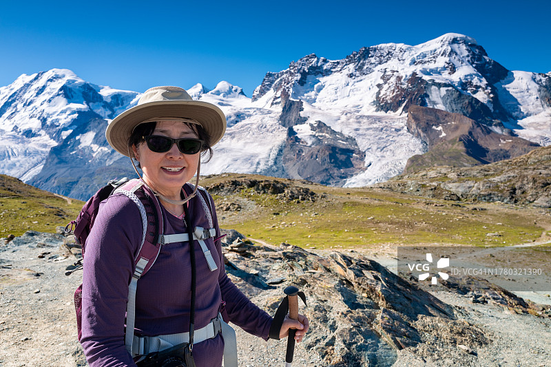 瑞士旅行-在瑞士阿尔卑斯山徒步旅行的韩国老年妇女的肖像图片素材