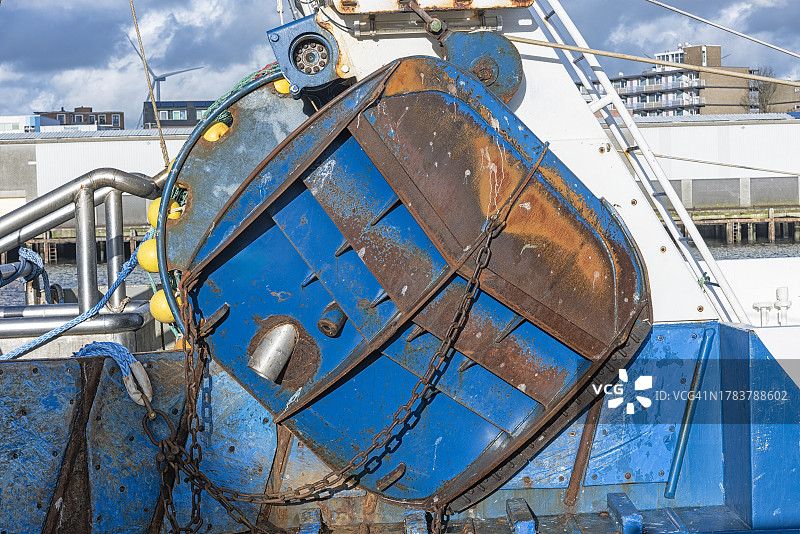 蓝色生锈的远洋捕鱼板和生锈的链条图片素材