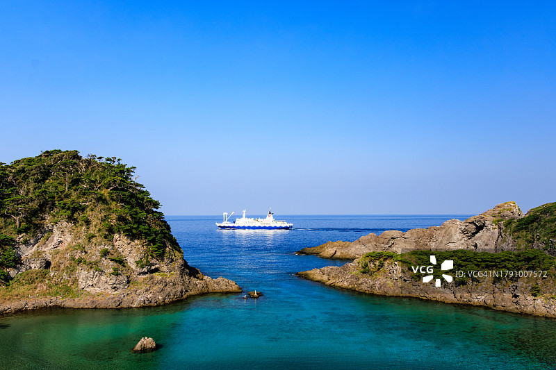 东海海船Sarubia Maru与美丽的四岛Tomari海滩一起出海。

在东京伊豆群岛的志岛。
摄于2023年11月1日至5日。图片素材