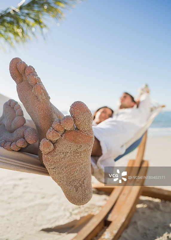 在吊床上睡觉的夫妇的沙脚的特写图片素材