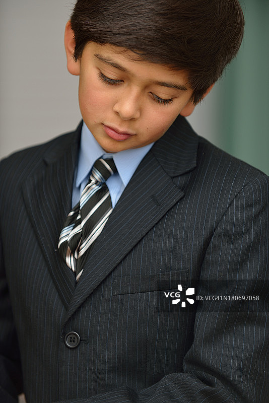 穿夹克打领带的12岁男孩图片素材
