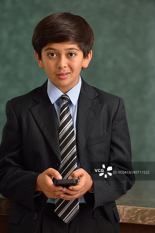 一个穿着商务装的12岁男孩的肖像图片素材