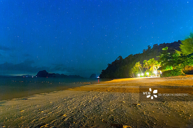 美丽的热带海滩上的星空图片素材