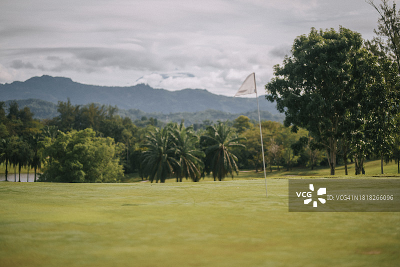 以基纳巴卢山为背景的高尔夫球场图片素材