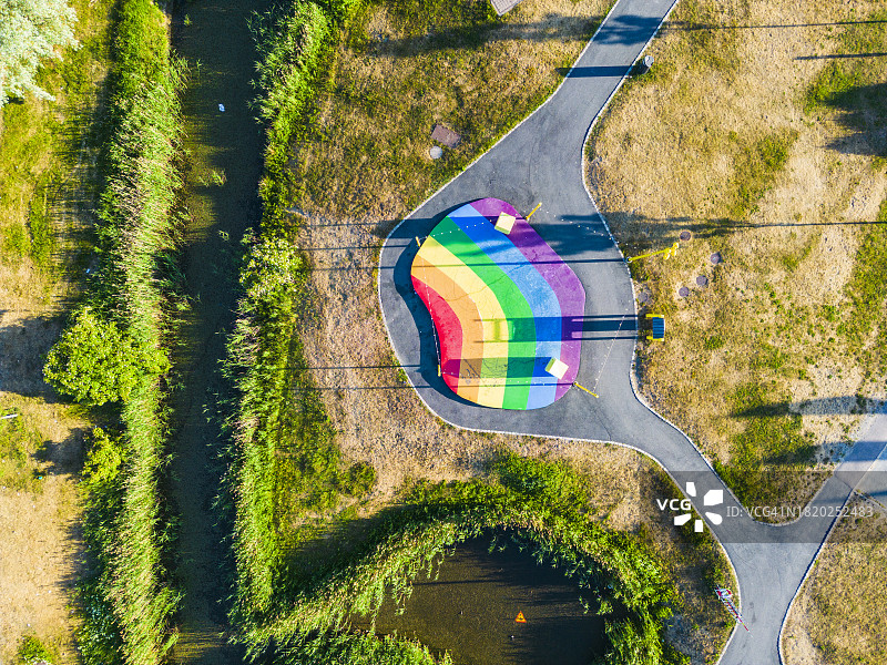 操场上的人行道上画着彩虹图片素材