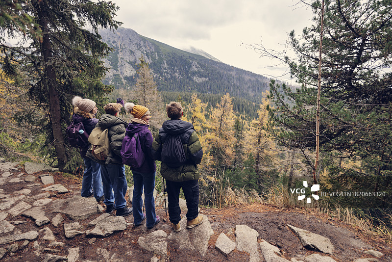 秋天的一天，一家人在斯洛伐克的塔特拉高山上看风景图片素材