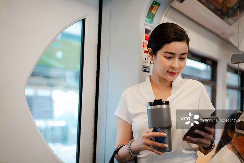智能交通:女商人选择可持续通勤，更喜欢火车图片素材