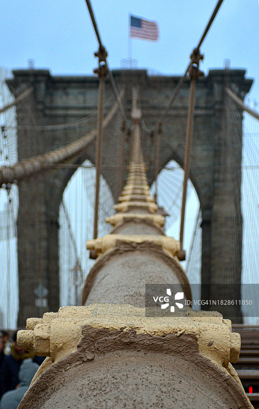 美国纽约州纽约市布鲁克林大桥的结构和钢索特写照片图片素材