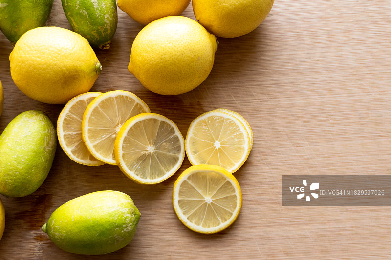 成熟多汁的柠檬在黄色背景上。图片素材