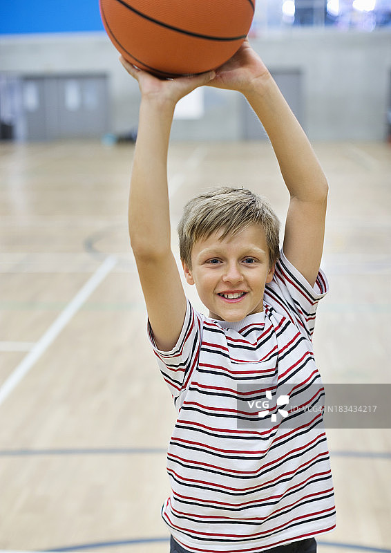 男孩(10-11)射击篮球图片素材