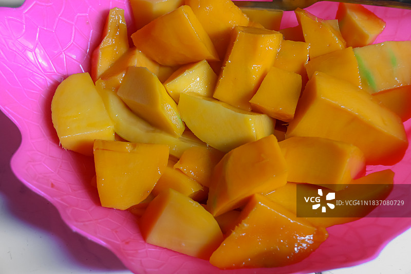 水果碗里的芒果片图片素材