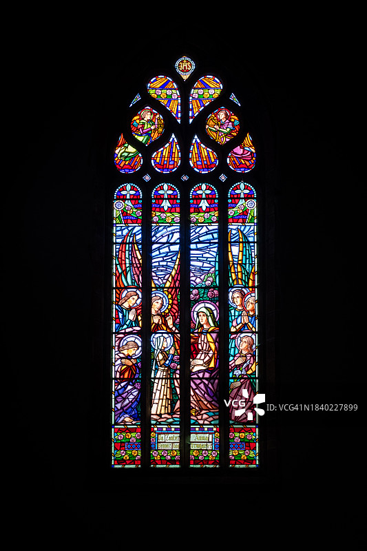 法国布列塔尼，finistires, Crozon Town教堂的彩色玻璃窗图片素材