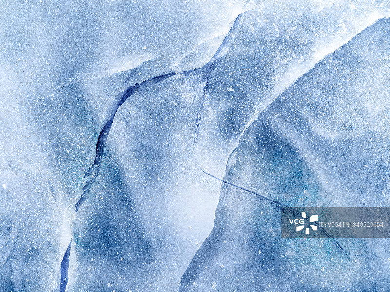 蓝色冰晶表面的纹理和裂缝。图片素材