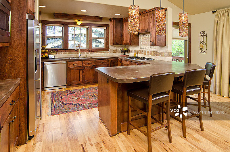 现代厨房与硬木橱柜和地板图片素材