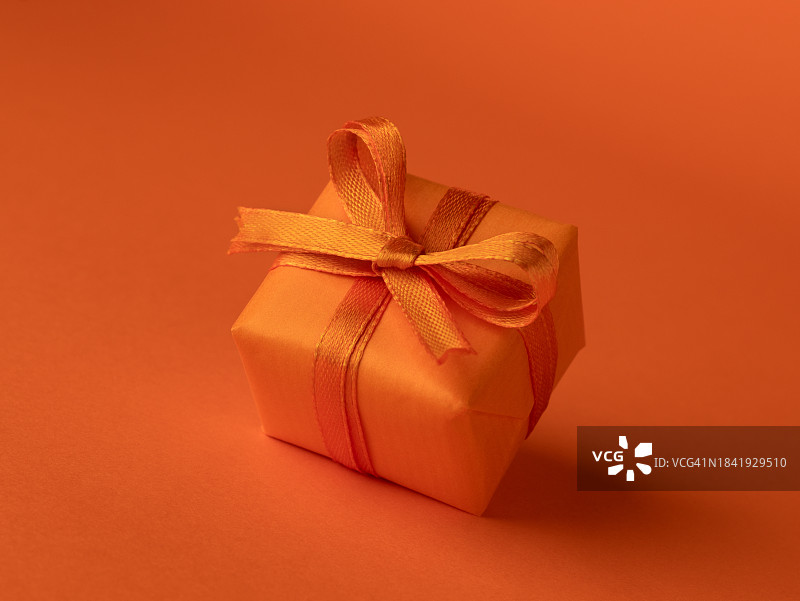亮橙色背景的礼盒图片素材