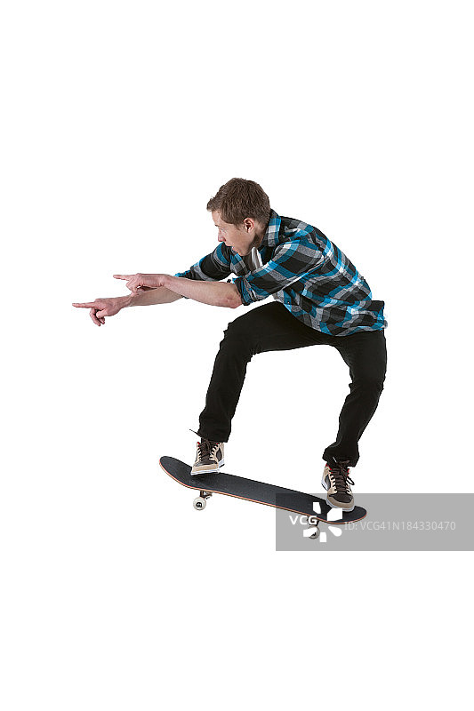 在滑板上表演特技的人图片素材
