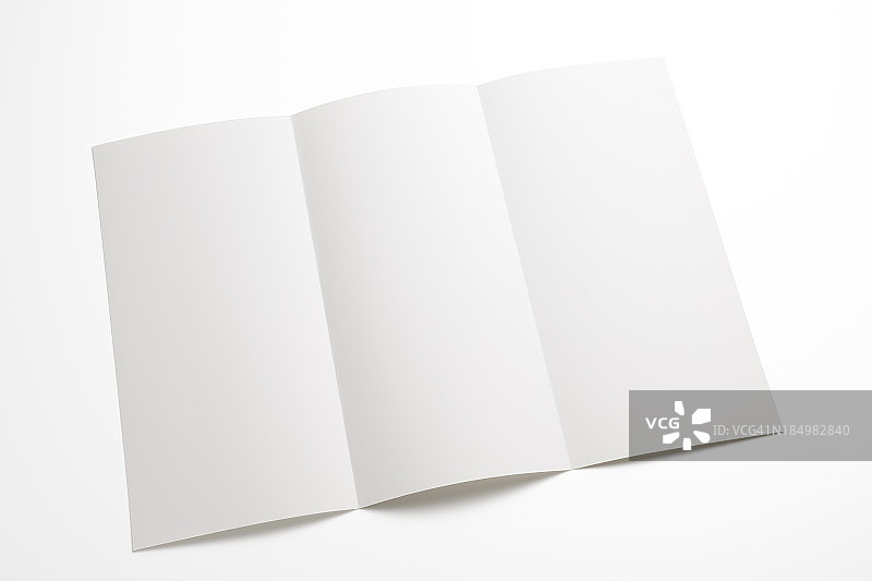 白色背景上的空白小册子的孤立镜头图片素材