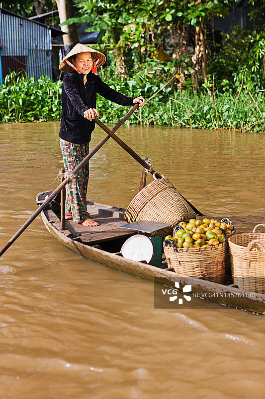 一名越南妇女在越南湄公河三角洲划船图片素材