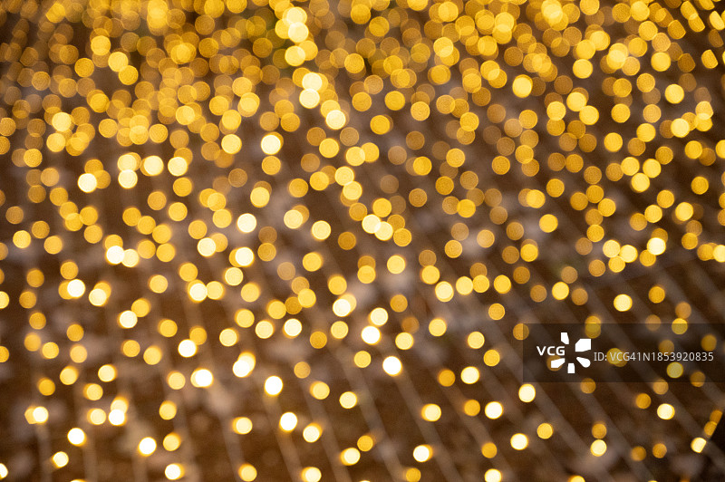 散焦散景灯。公园里举行彩灯节来庆祝圣诞节和新年。摘要照明灯节背景图片素材