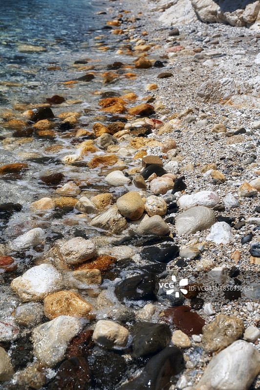 海滩上五颜六色的鹅卵石图片素材