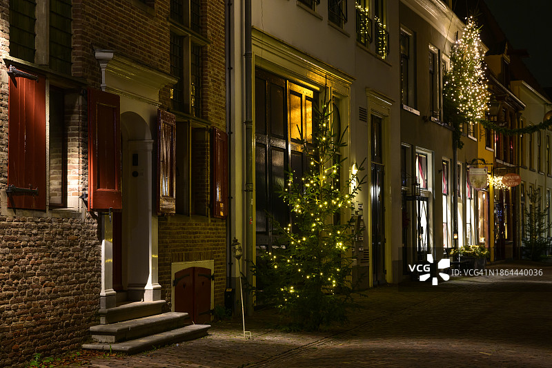 德文特尔冬夜街景与圣诞装饰的老城。图片素材