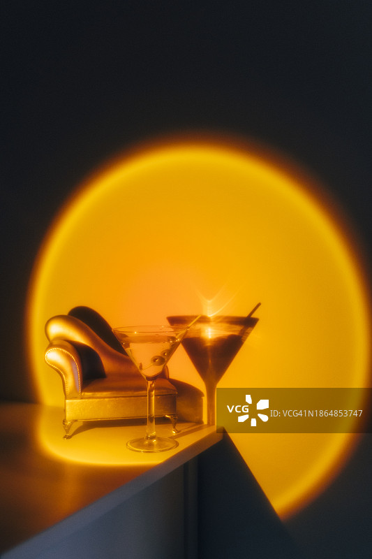 马提尼鸡尾酒与迷你沙发的柔和效果图片素材