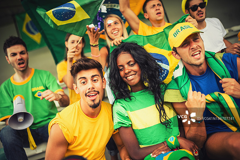 一群巴西球迷在体育场图片素材
