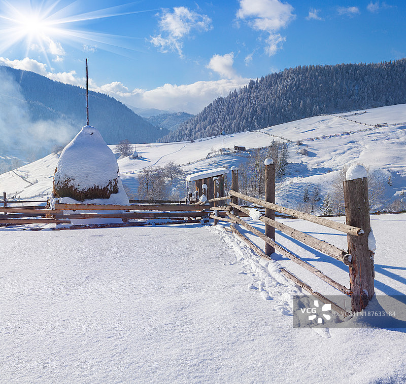 喀尔巴阡村庄冬天的早晨图片素材