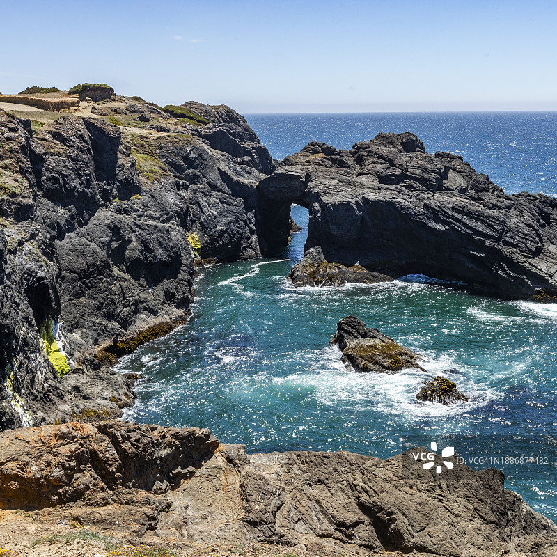 美国，俄勒冈州，布鲁金斯，海上的岩石天然拱门图片素材