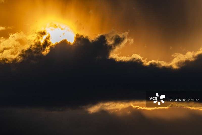 清晨的阳光笼罩着引人注目的云层图片素材