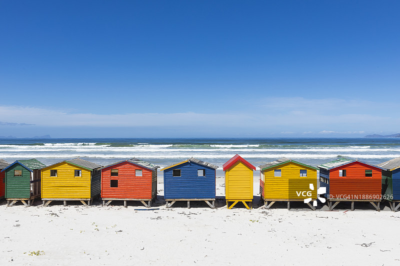 南非，Muizenberg, Muizenberg海滩上一排色彩缤纷的海滩小屋图片素材