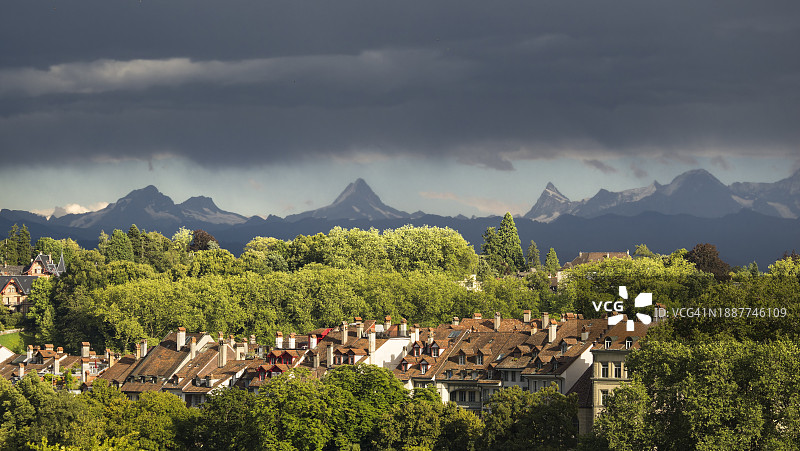 瑞士伯尔尼，树木和建筑物映衬天空的全景图片素材