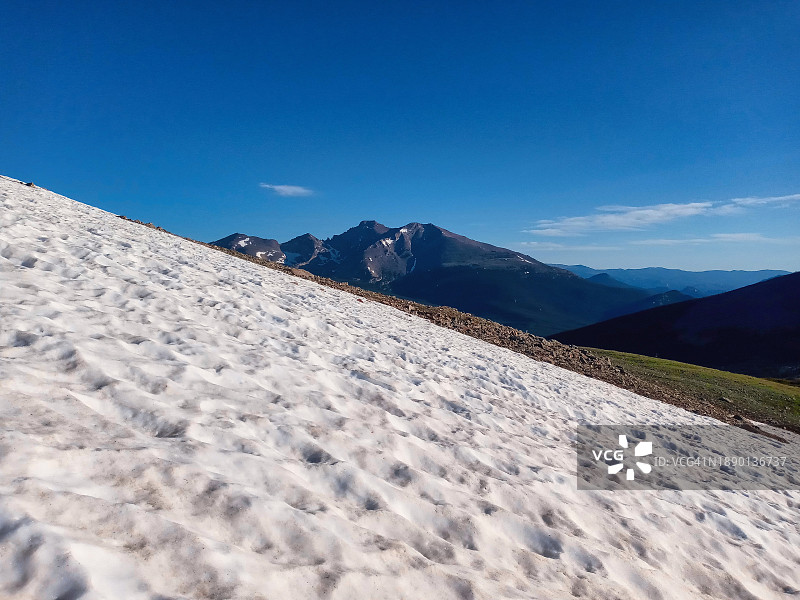 蓝天下的雪山美景，美国科罗拉多州艾伦斯帕克图片素材