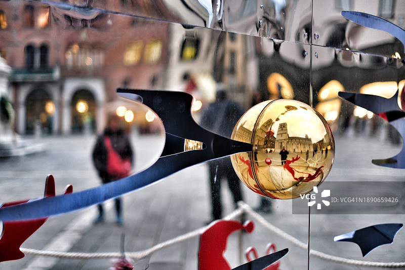 金色圣诞球与方形反射图片素材