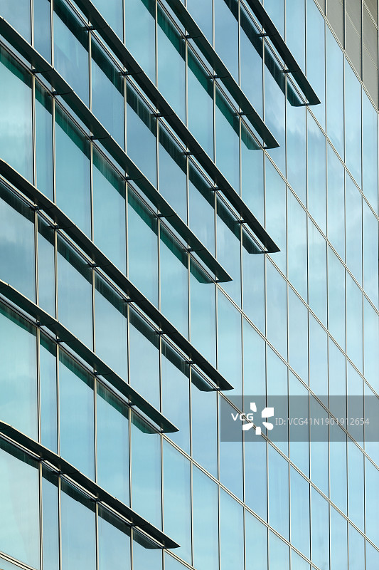 现代商业摩天大楼玻璃的低角度视图图片素材
