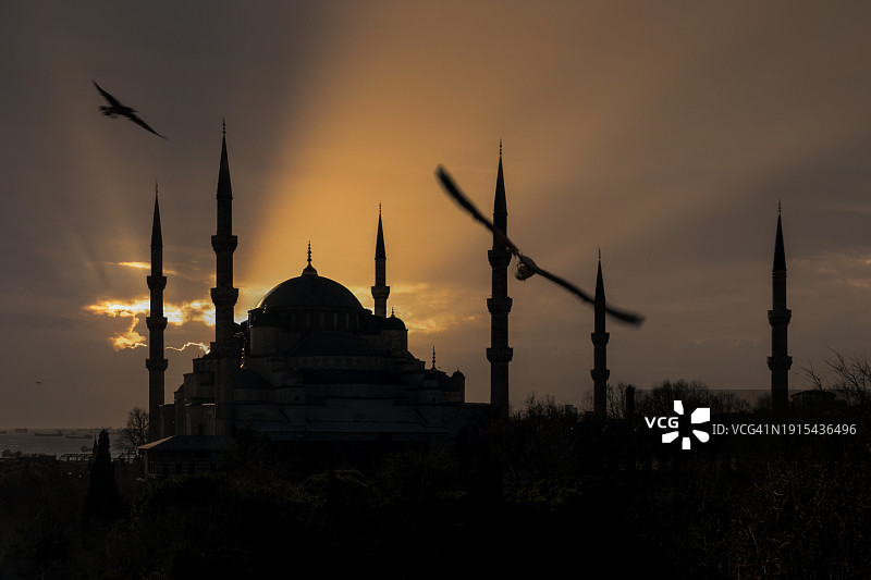 土耳其伊斯坦布尔日落时分的蓝色清真寺图片素材