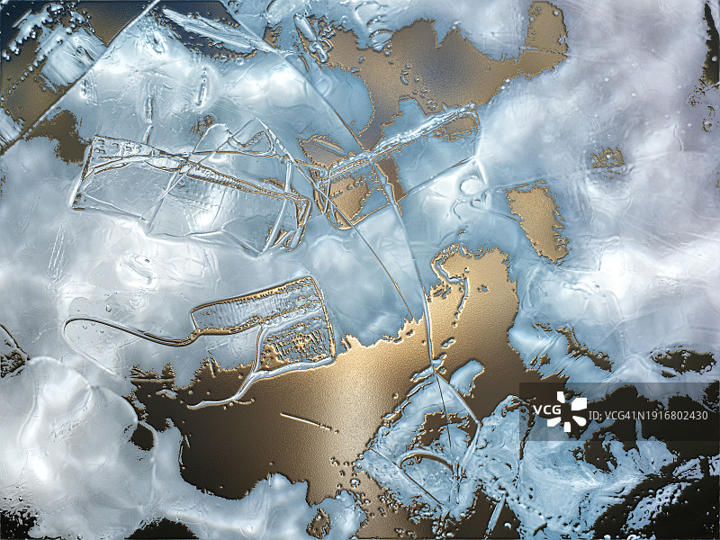 青铜金属液体在冰冻的冰面上滑动和混合。图片素材