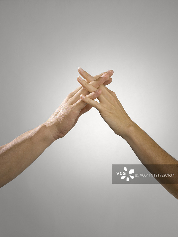 两个人手牵着手，近距离图片素材