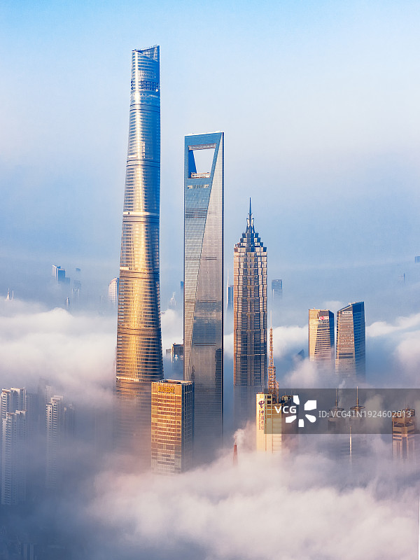 浓雾中的上海天际线图片素材