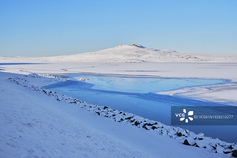 白雪皑皑的群山映衬着湛蓝的天空图片素材