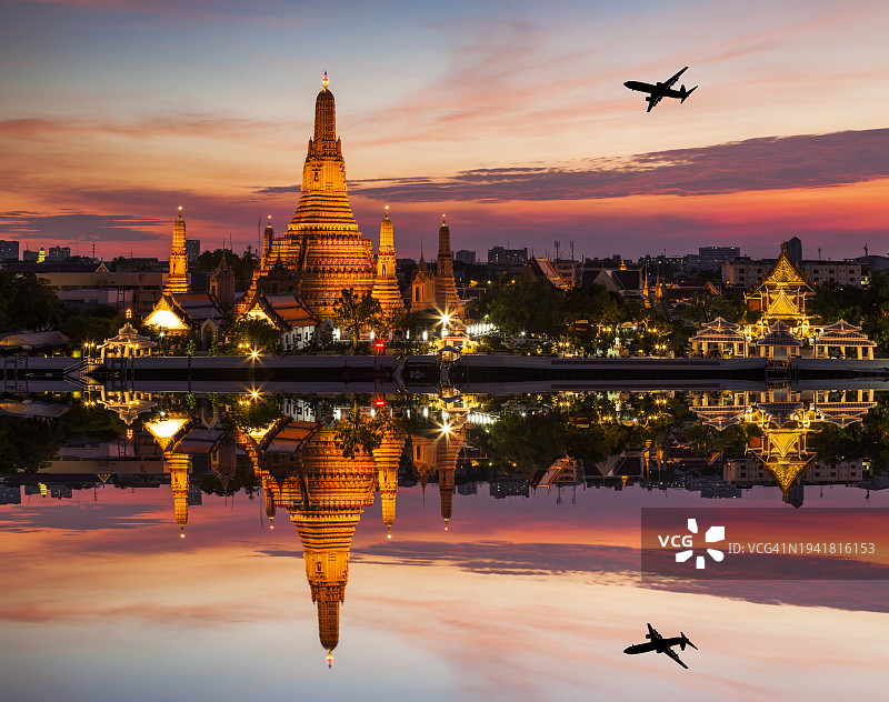 泰国曼谷，日落时分的阿龙寺和一架正在飞行的飞机图片素材