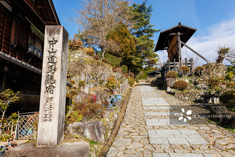 位于前米诺省的中原道街道上有一块石头招牌，现在是日本岐阜县中津川市的一部分图片素材