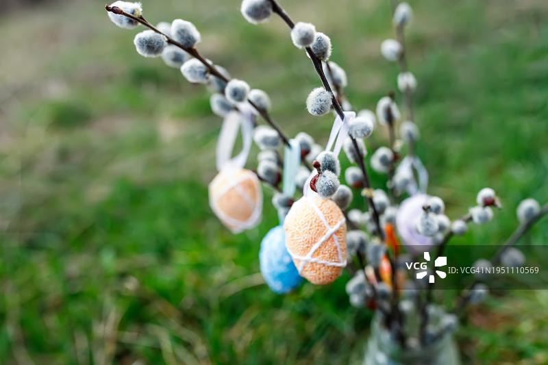 用五颜六色的复活节彩蛋在树枝上装饰复活节图片素材