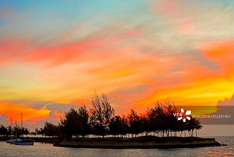 日落时分，马来西亚沙巴的古达海滩上的天空闪闪发光图片素材
