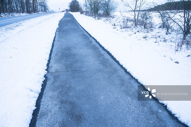 大雪过后的冬日，路边的自行车道。德国图片素材