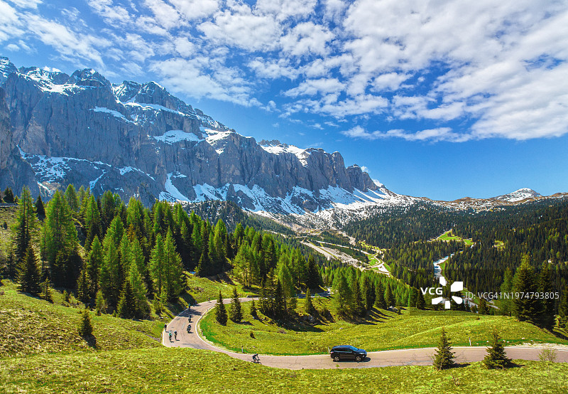 山地景观有蜿蜒的道路，位置:意大利白云石-一个风景秀丽的高山地形图片素材