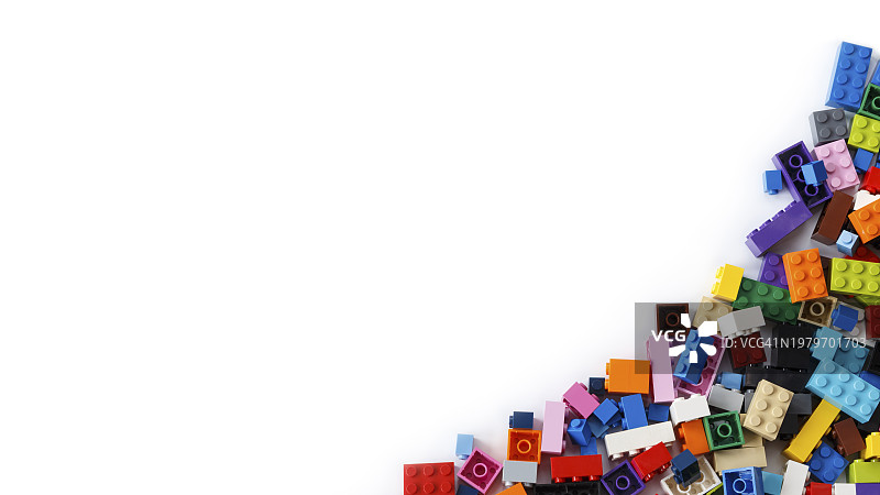 从上面看，一堆杂乱的彩色玩具砖的特写，上面有内容或文本的地方。图片素材