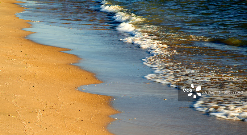 海浪在海滩上飞溅的高角度视角图片素材