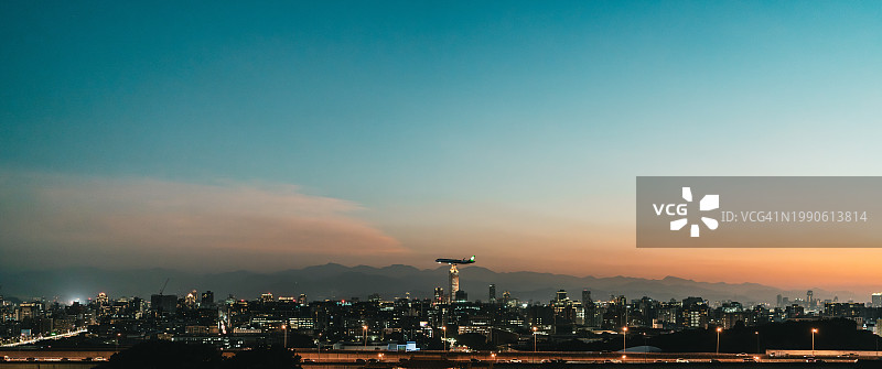 台湾，TPE，日落时被照亮的建筑物对着天空的高角度视图图片素材