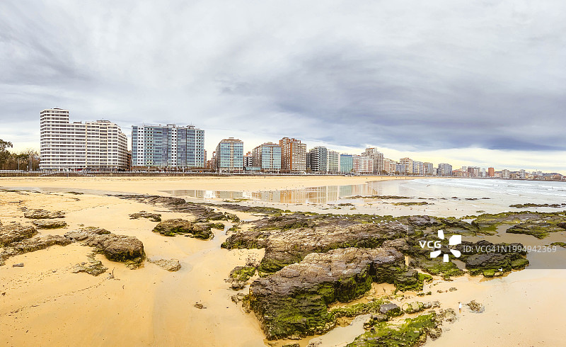 从海滩上看Gijón的城市景观图片素材